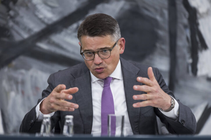 Boris Rhein gestikuliert beim Reden.