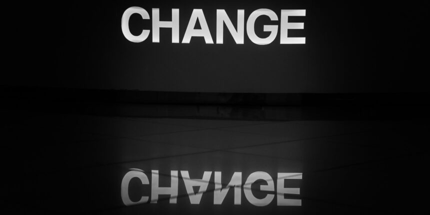 Auf schwarzem Hintergrund steht zwei Mal "CHANGE", einmal davon gespiegelt