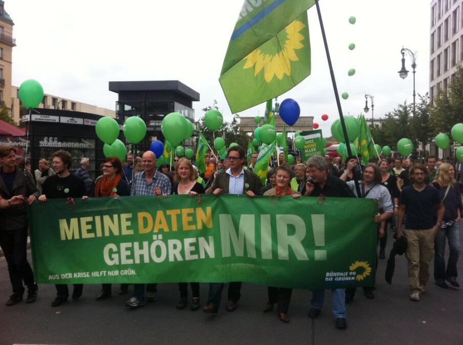 Grü+ne mit Parteifahne und Transparent "Meine Daten gehören mir" bei einer Demo