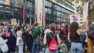 Menschen demonstrieren vor der SPD-Zentrale.