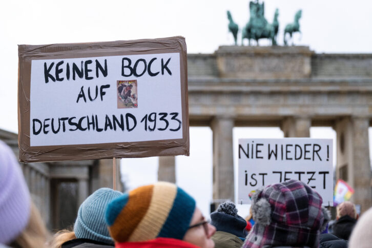 Demoschild, auf dem steht: "Keinen Bock auf Deutschland 1933", vor dem Brandenburger Tor.