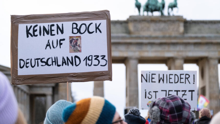 Demoschild, auf dem steht: "Keinen Bock auf Deutschland 1933", vor dem Brandenburger Tor.