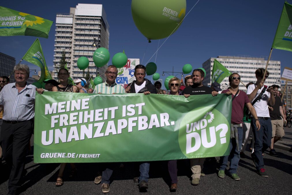 Grüne mit Transparent: Meine Freiheit ist unanzapfbar