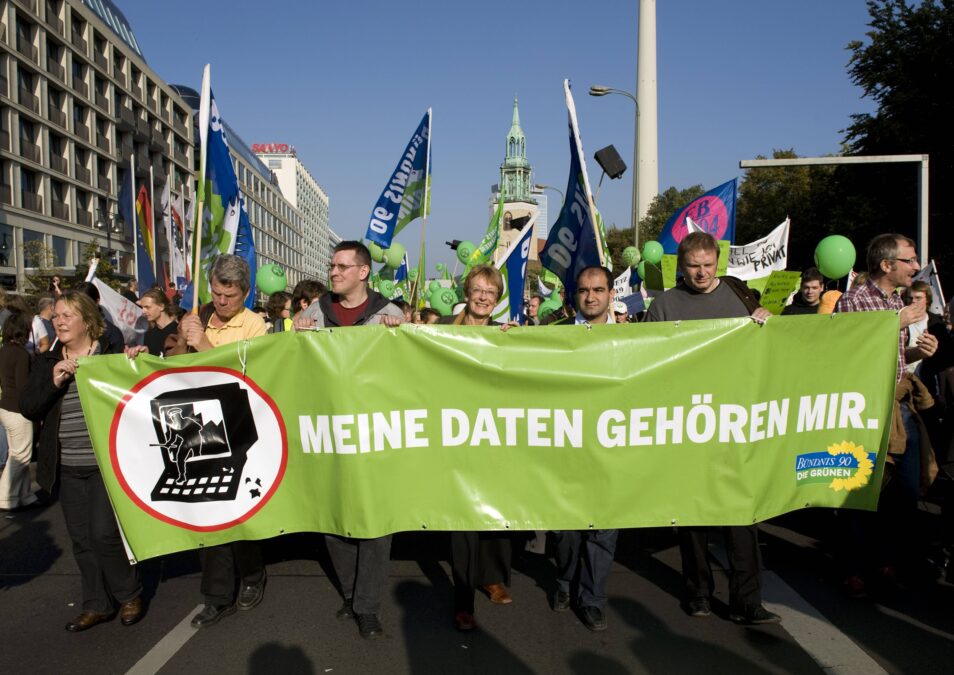 Grüne auf Demo mit Transparent: Meine Daten gehören mir. 