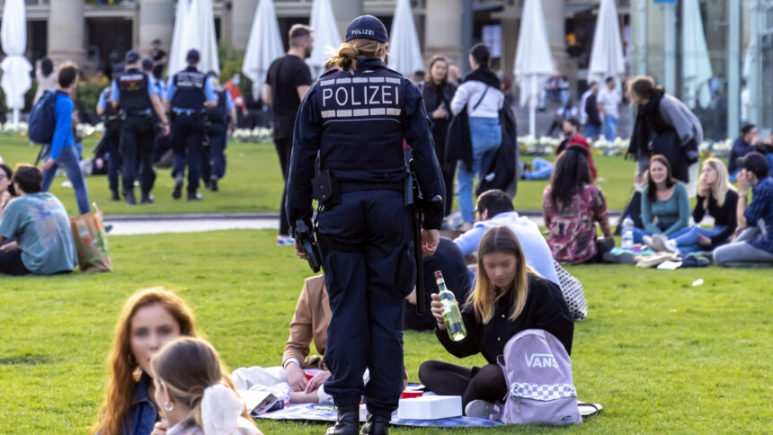 Polizistin kontrolliert Frauen im Park