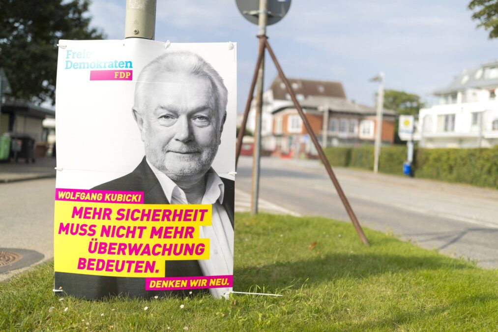 Ein Wahlplakat vom FDP-Politiker Wolfgang Kubicki mit der Aufschrift Mehr Sicherheit muss nicht mehr Überwachung bedeuten. 