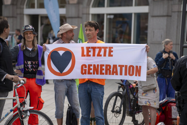 Menschen mit Banner auf dem steht: Letzte Generation