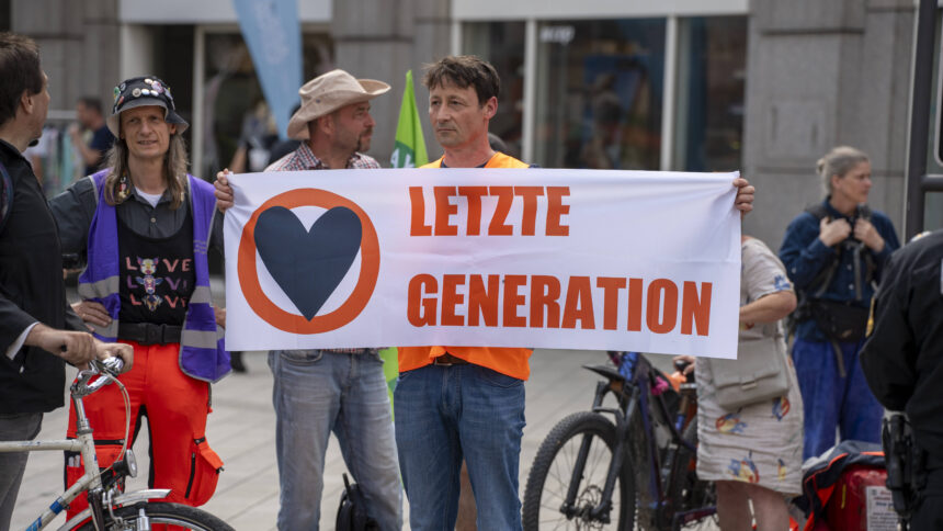 Menschen mit Banner auf dem steht: Letzte Generation