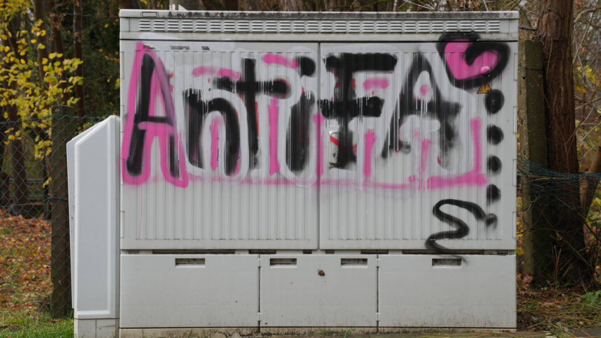 Antifa-Schriftzug mit Herzchen, schwarz-rosa.