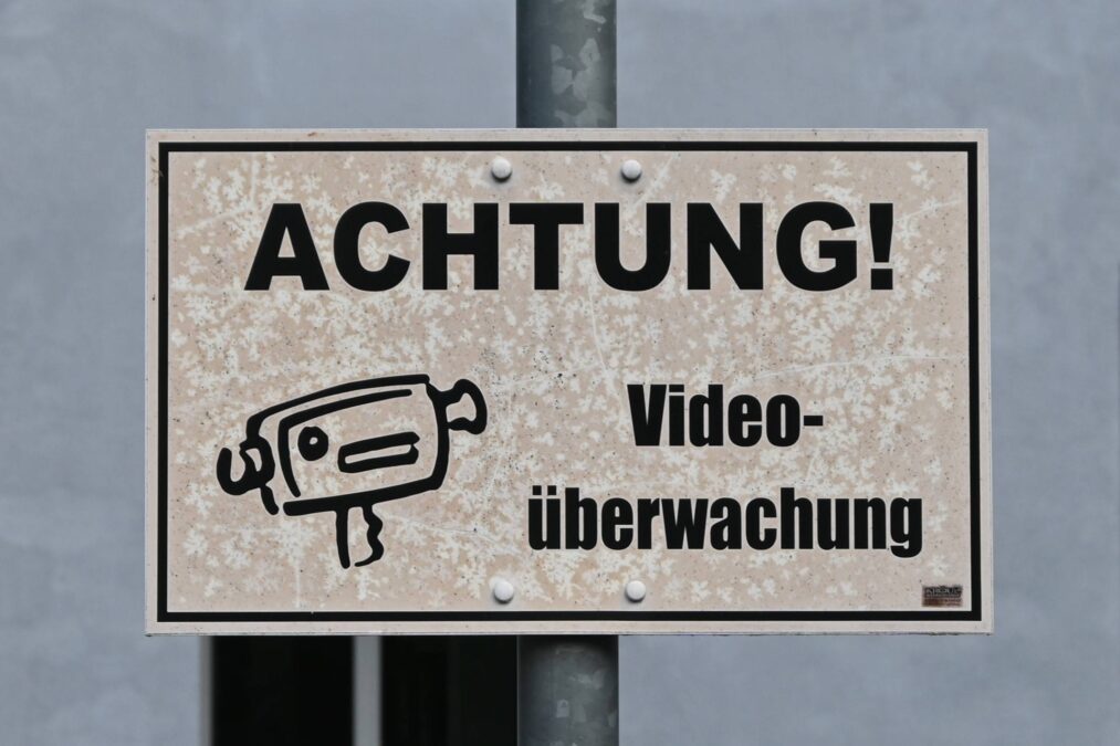 Ein Schild auf dem steht: "Achtung! Videoüberwachung"