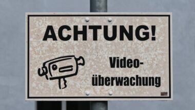 Ein Schild auf dem steht: "Achtung! Videoüberwachung"