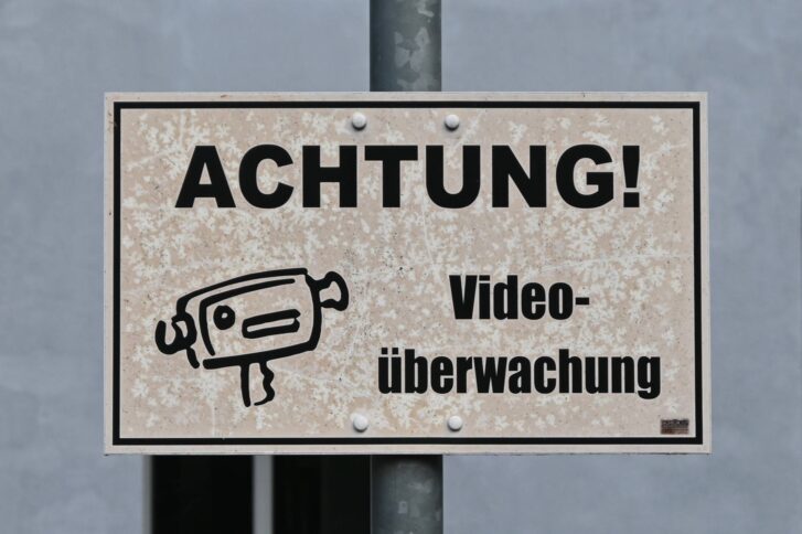 Ein Schild auf dem steht: "Achtung! Videoüberwachung"