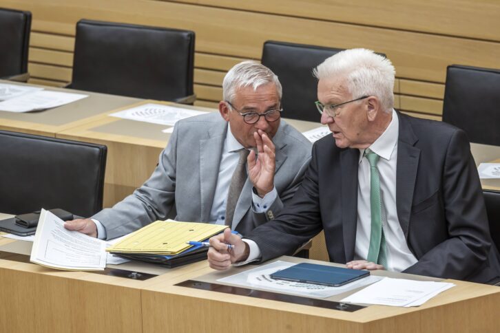 Thomas Strobl und Winfried Kretschmann tuscheln im Landta