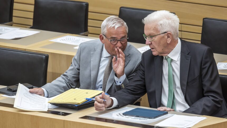 Thomas Strobl und Winfried Kretschmann tuscheln im Landta