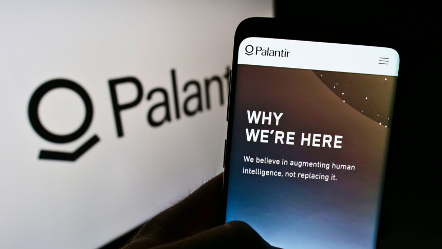 Palantir-Logo, davor ein Smartphone-Screen auf dem steht: "Why we're here"