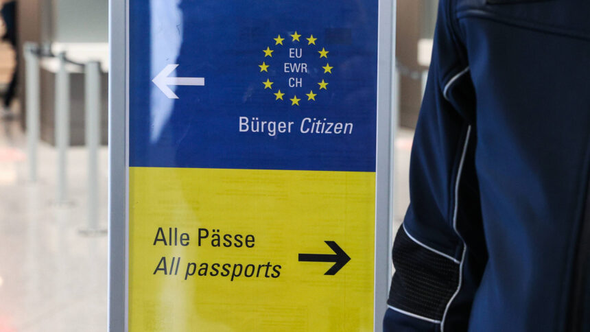 Schild am Flughafen. Pfeil nach links für EU-Bürger, Pfeil nach rechts für andere Pässe