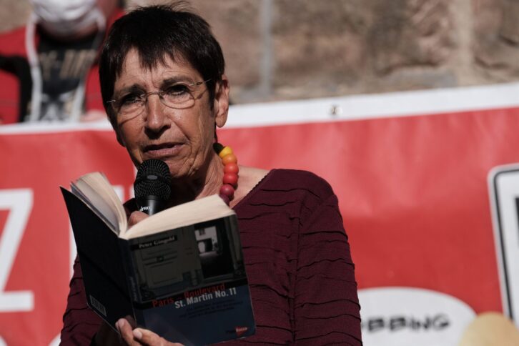 Silvia Gingold auf einer Kundgebung