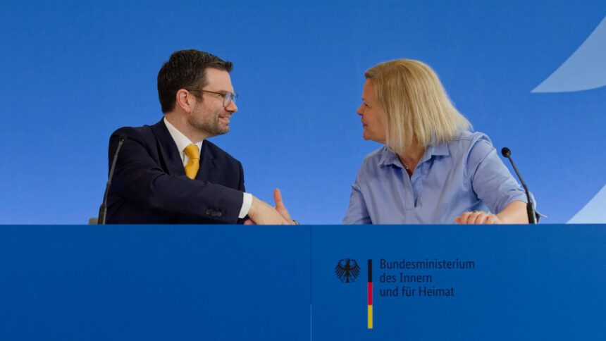 Marco Buschmann und Nancy Faeser schütteln Hände