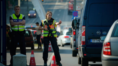 Polizist:innen stoppen ein Auto