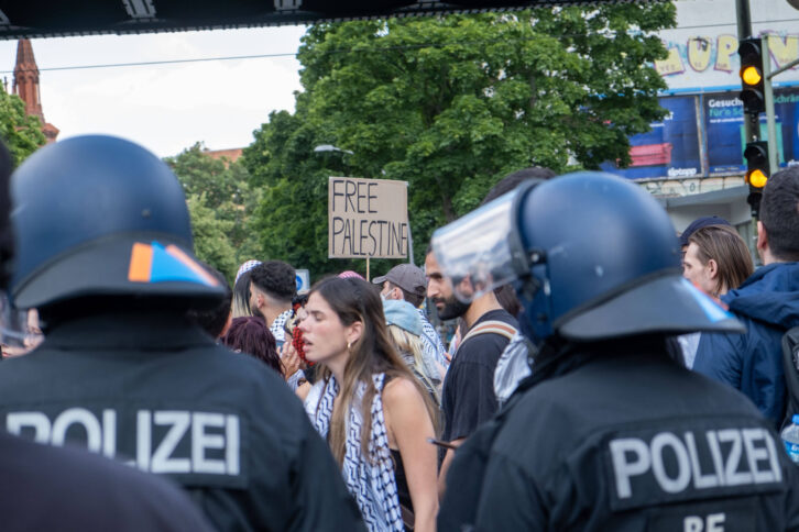 Polizisten von hinten vor eine Demo