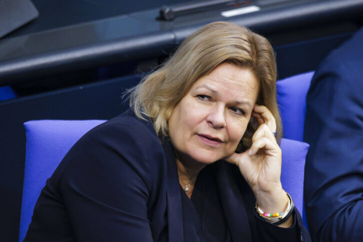 Frau stützt Kopf auf Hand