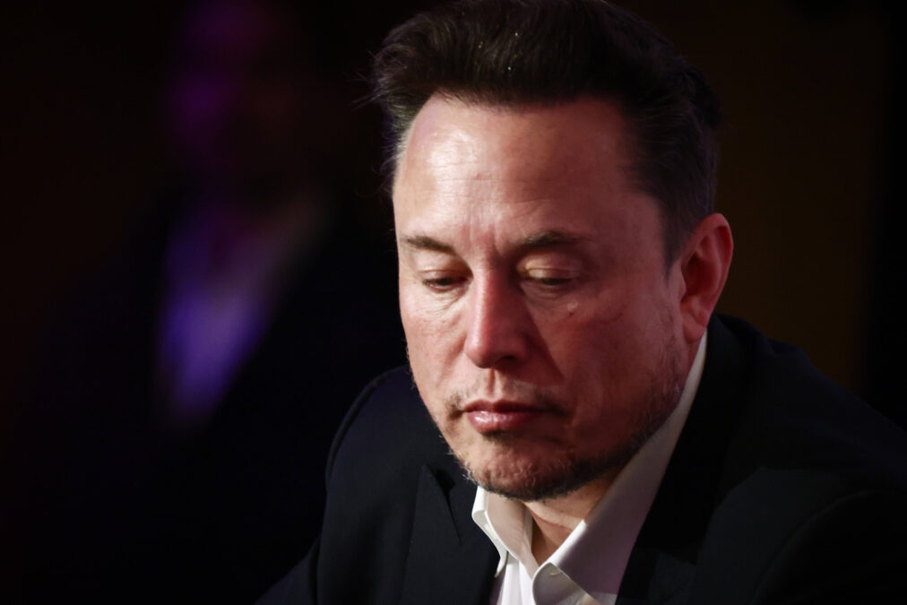 Elon Musk schaut traurig nach unten.