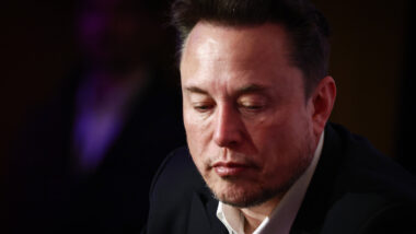 Elon Musk schaut traurig nach unten.