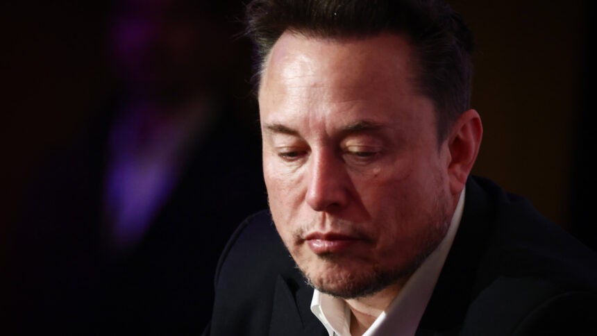 Elon Musk schaut traurig nach unten.