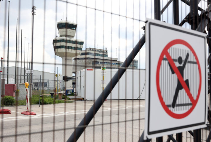 Ein Turm hinter einem Zaun.