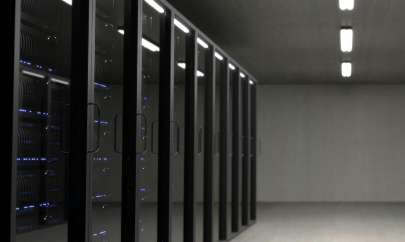 Ein grauer Raum mit Servern auf zwei Seiten.