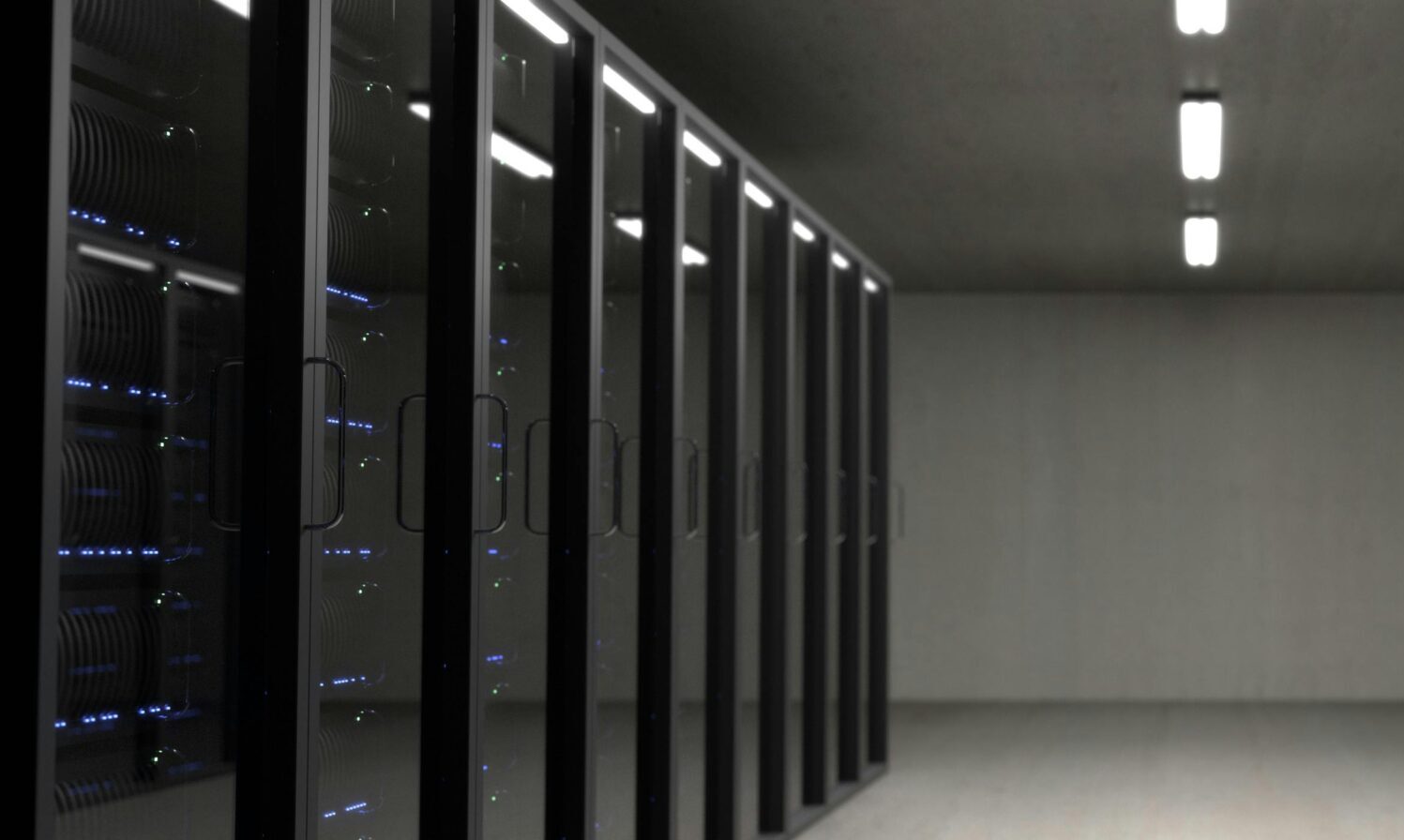Ein grauer Raum mit Servern auf zwei Seiten.