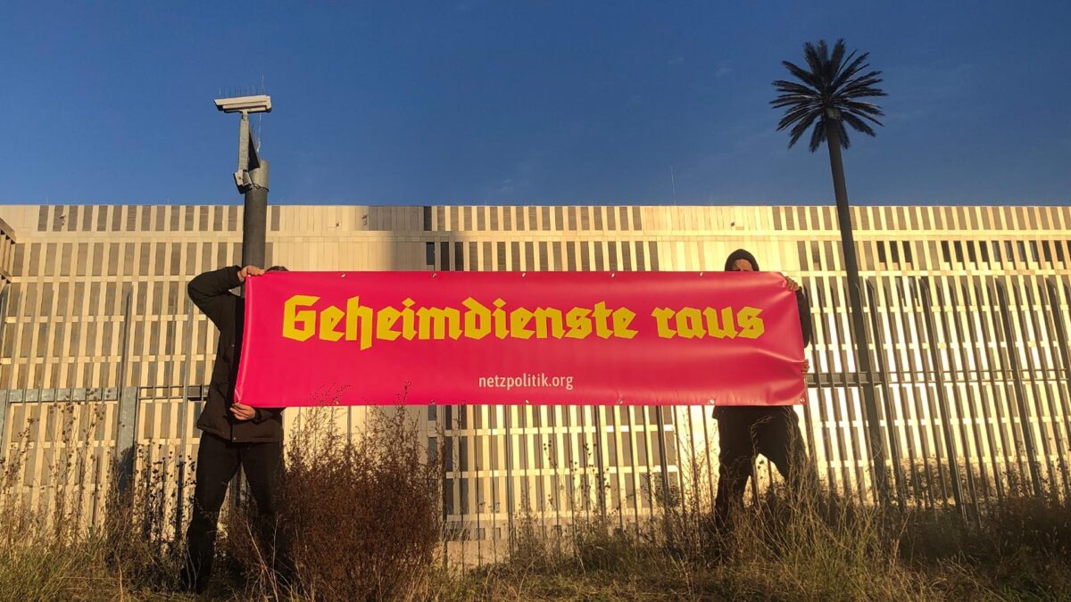 Kampagnen-Banner vor dem Gebäude des BND in Berlin-Mitte.