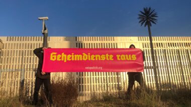 Kampagnen-Banner vor dem Gebäude des BND in Berlin-Mitte.