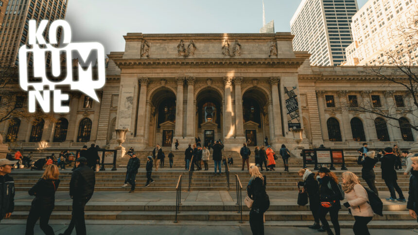 Menschen, die tagsüber in der Nähe der New Yorker Stadtbibliothek spazieren gehen