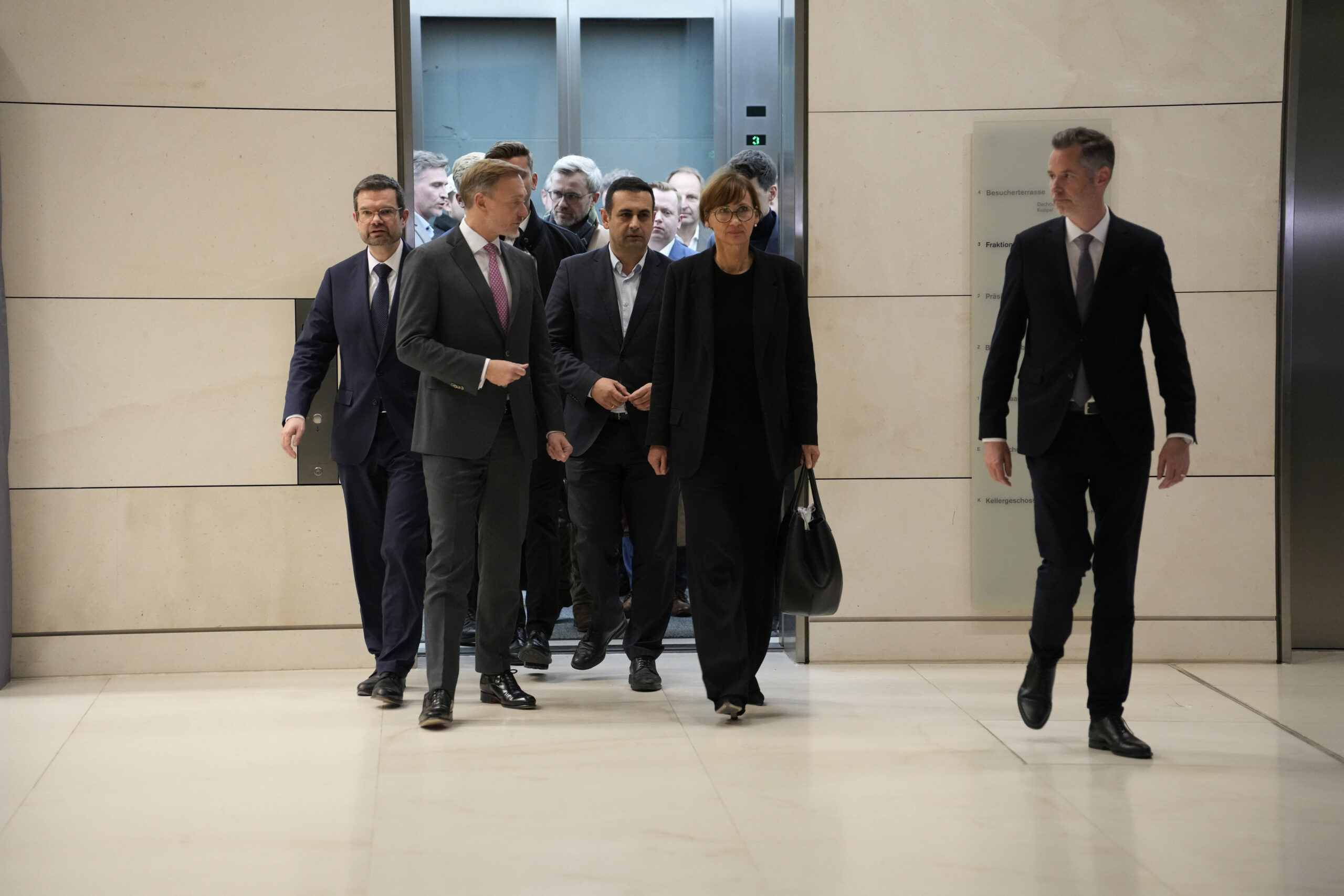 Christian Lindner und andere FDP-Politiker steigen aus einem Fahrstuhl