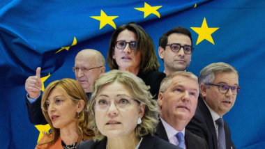 Die Gesichter der designierten EU-Kommissar:innen vor einer Europaflagge.