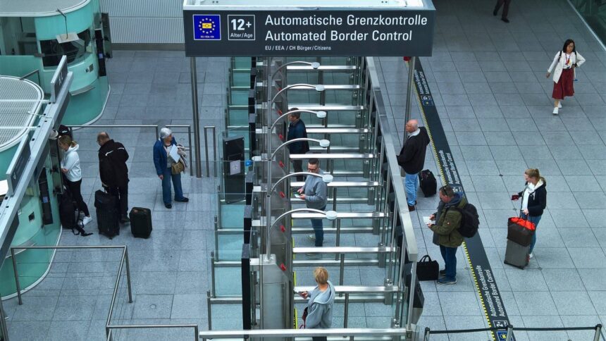 Automatische Grenzkontroll-Gates am Münchner Flughafen, von schräg oben fotografiert