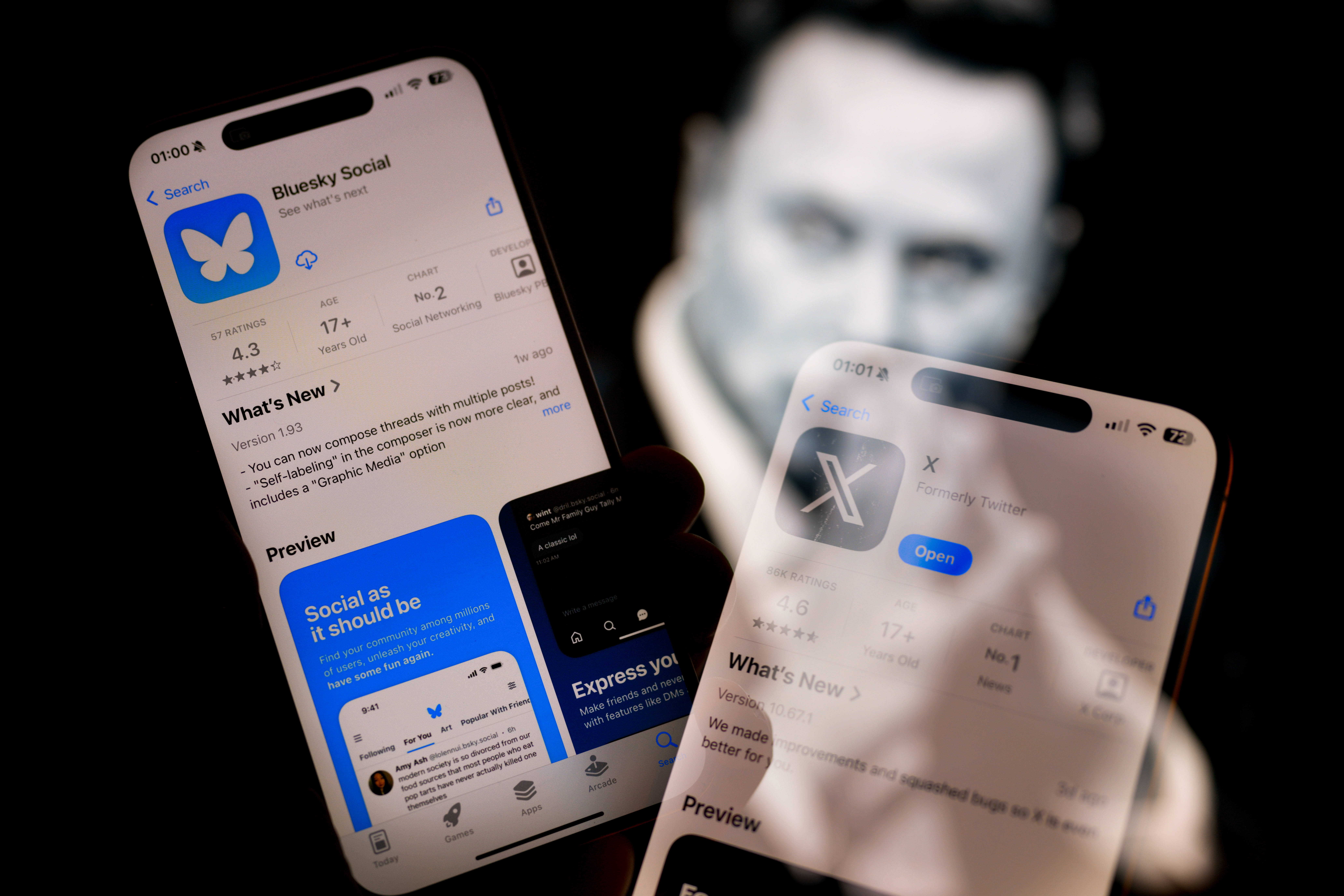 Handys mit den Apps von Bluesky und X, im Hintergrund Elon Musk.
