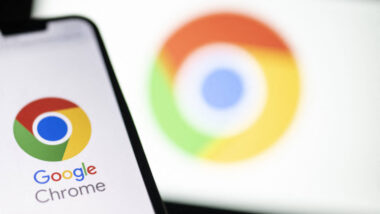 Chrome Logo auf einem Bildschirm und einem Smartphone