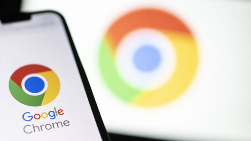 Chrome Logo auf einem Bildschirm und einem Smartphone