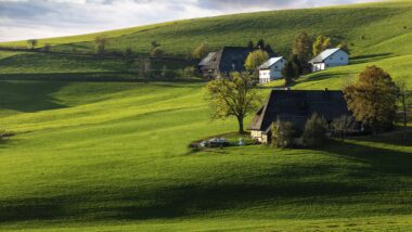 Bauernhof in malerischer Landschaft