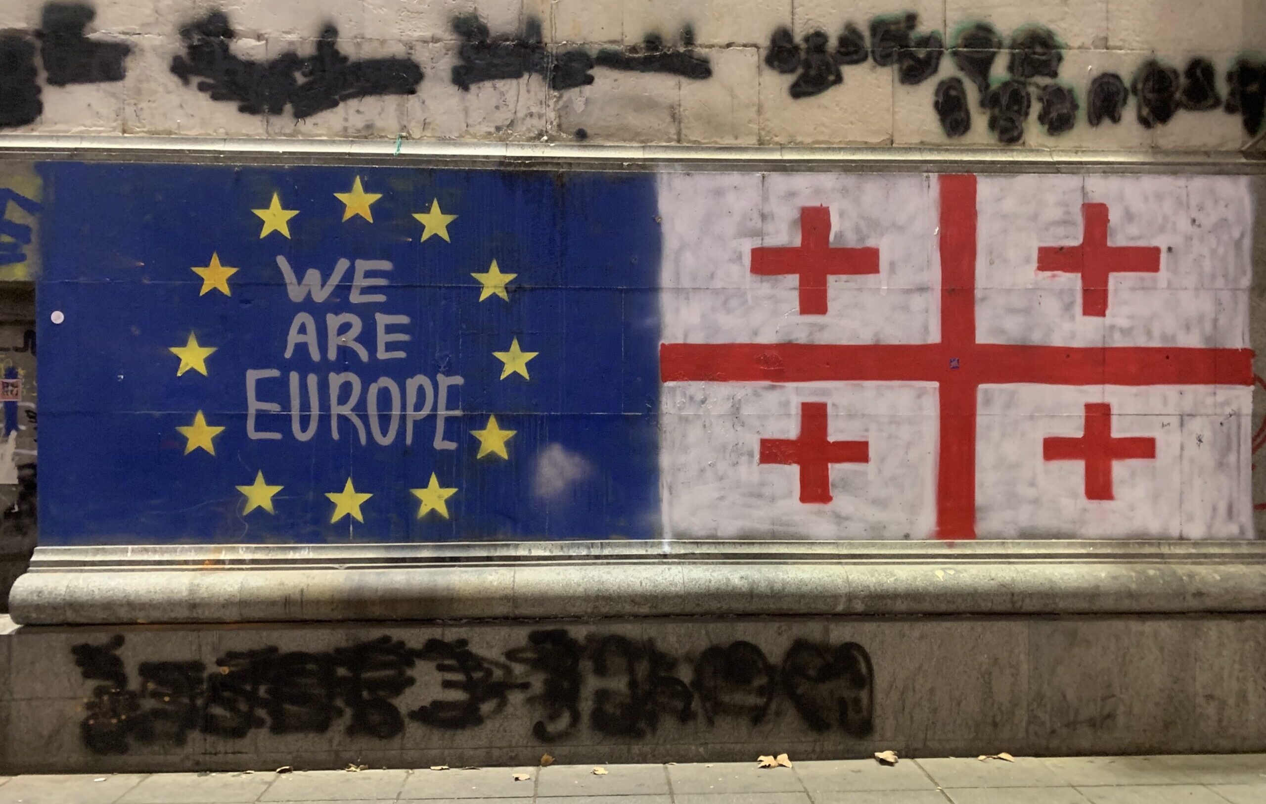 Graffiti einer Europafahne und einer Georgischen Fahne mit der Aufschrift "We are Europe"