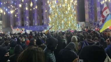 Menschen auf der Rustaveli Avenue