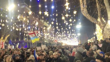 Menschen auf der Rustaveli Avenue