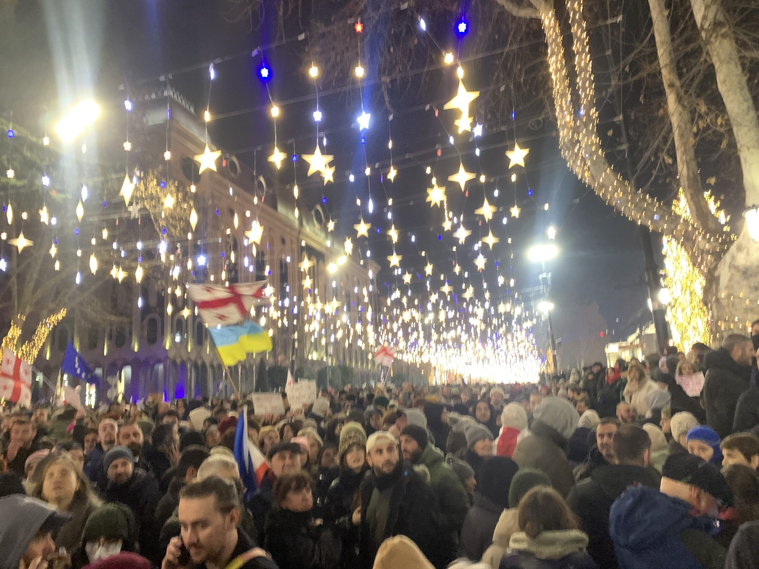 Menschen auf der Rustaveli Avenue