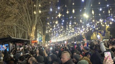 Menschen auf der Rustaveli Avenue