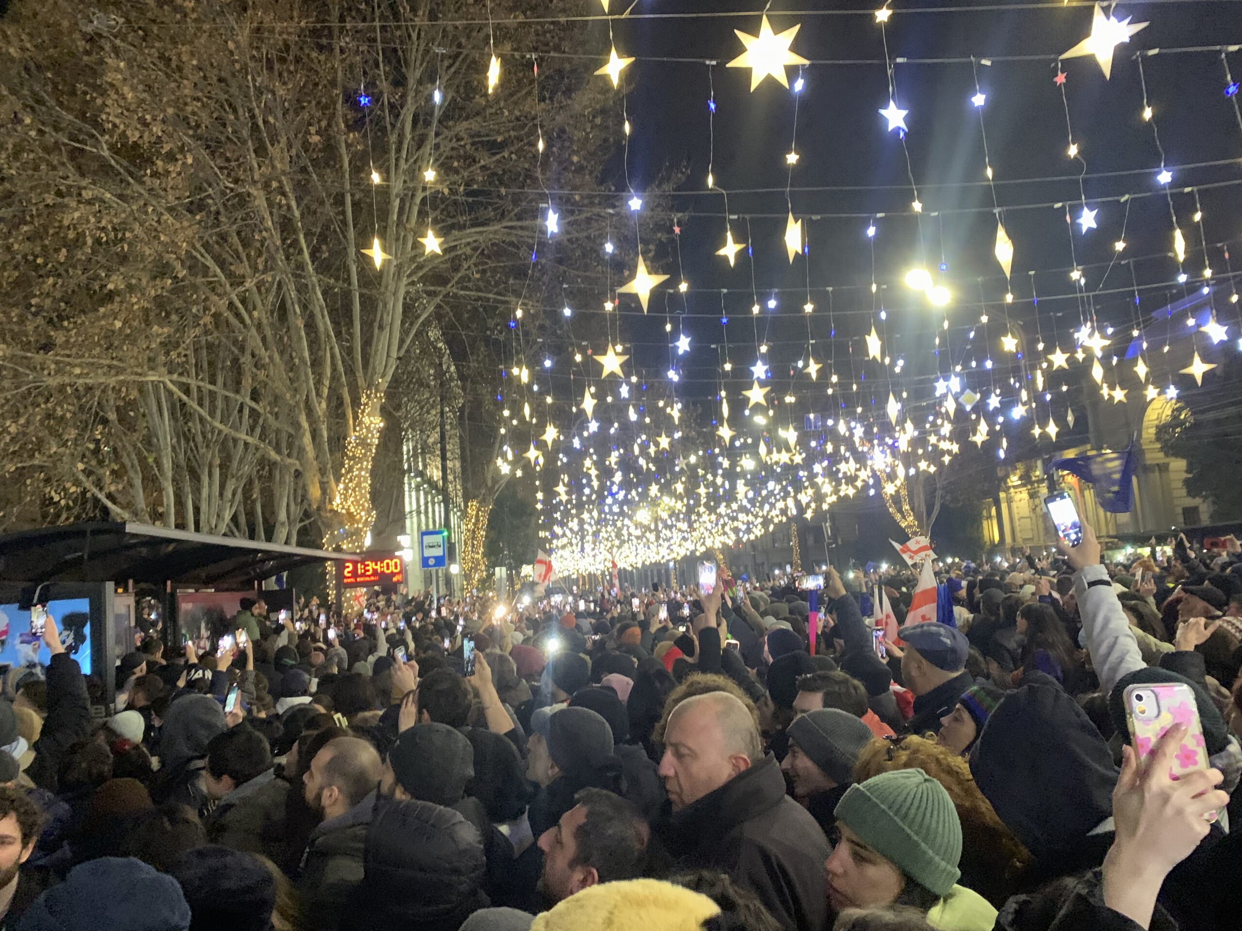 Menschen auf der Rustaveli Avenue