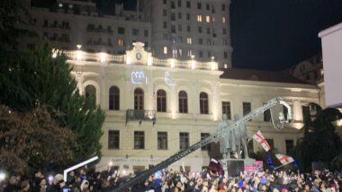 Menschen auf der Rustaveli Avenue