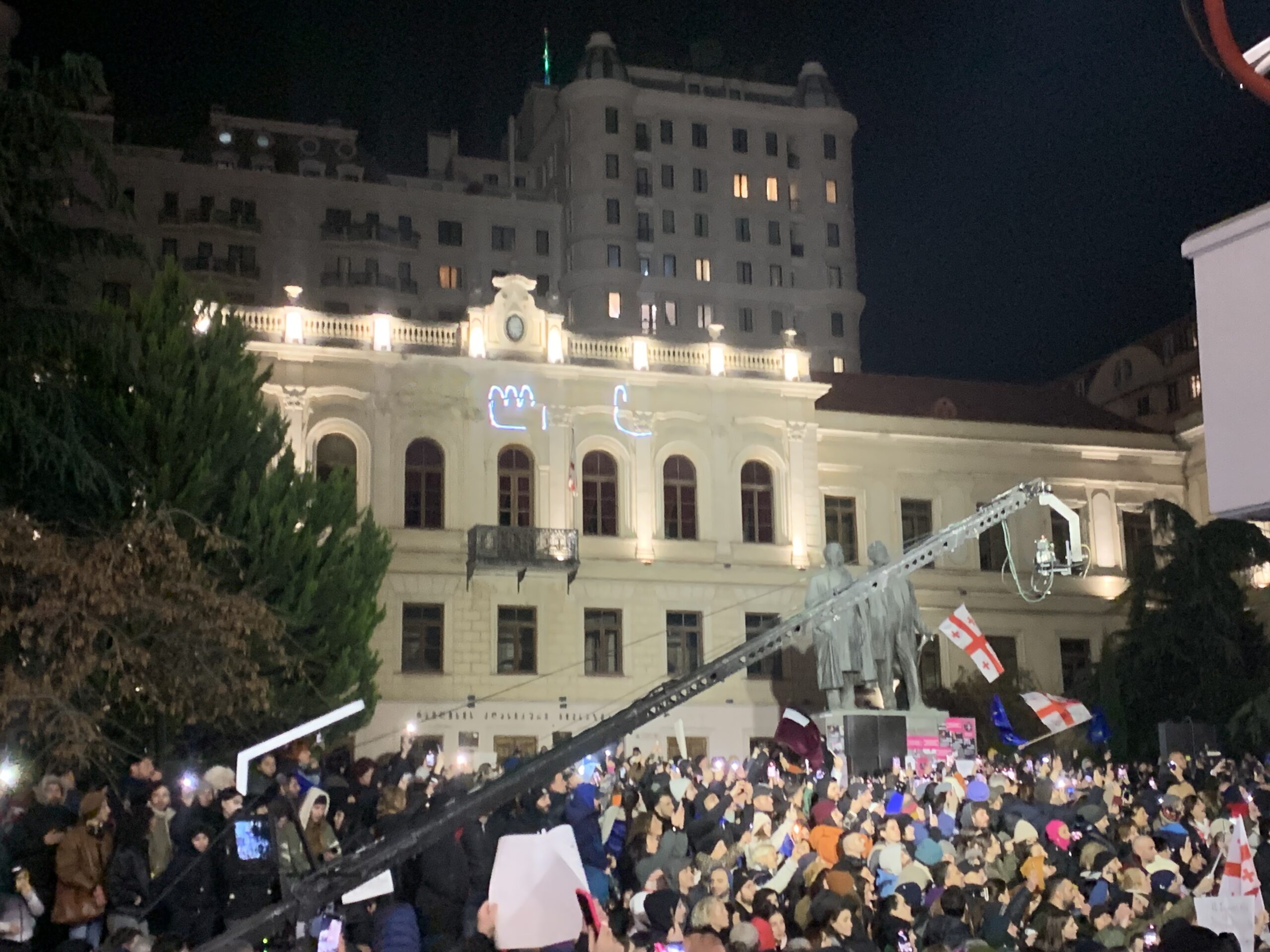 Menschen auf der Rustaveli Avenue