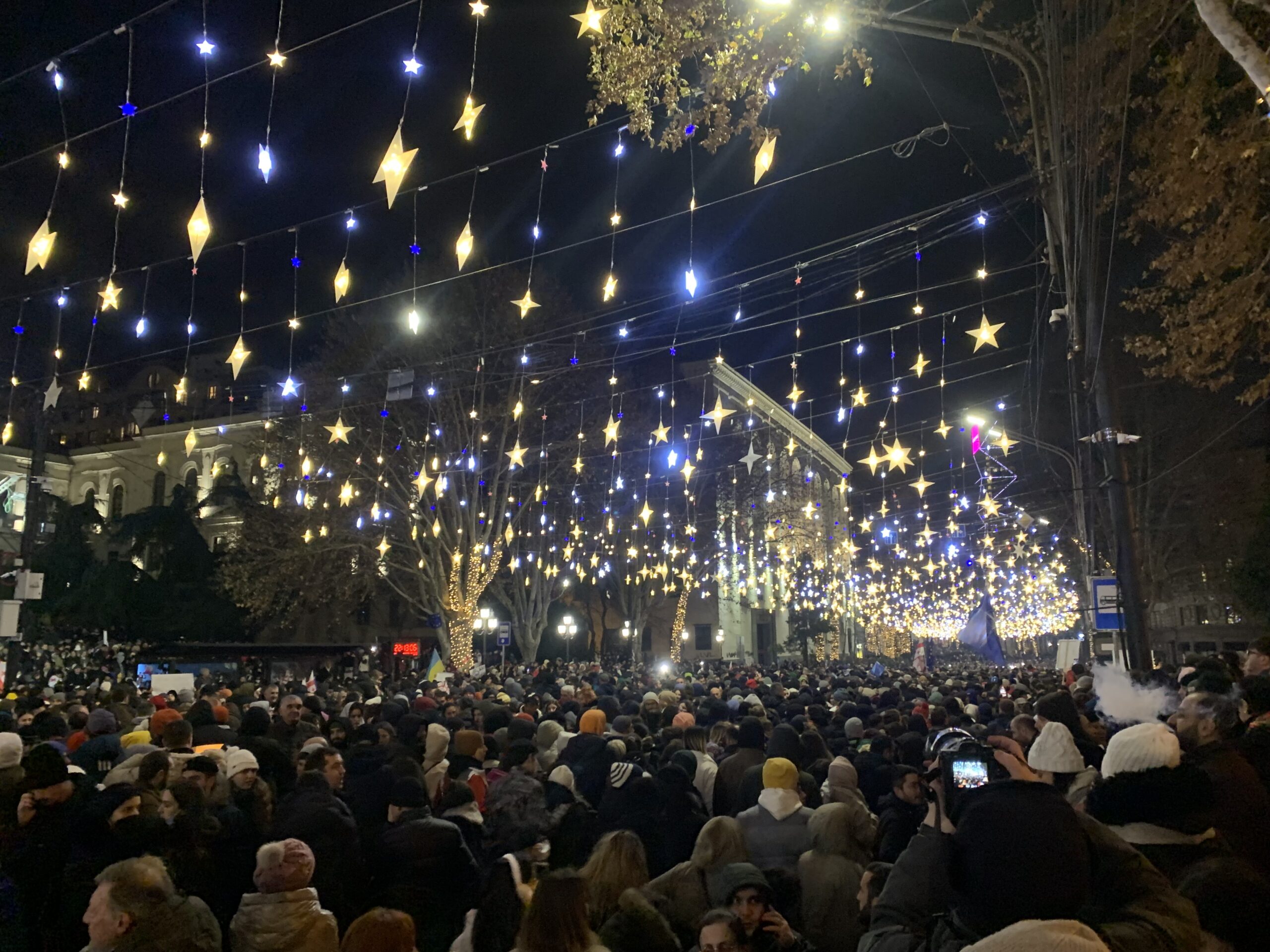 Menschen auf der Rustaveli Avenue